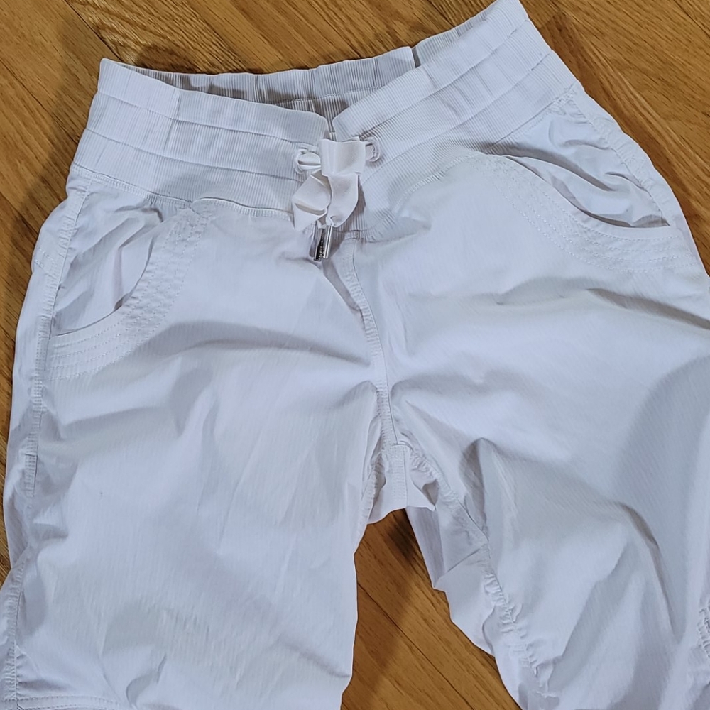 Lululemon white Capri crop pants size 4